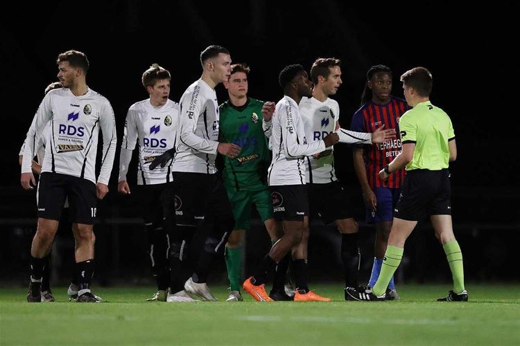 Pelt zet knappe inhaalrace in (3-3)